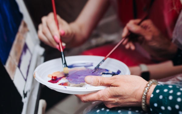 קבוצת טיפול באמנות לנערות ואימהות